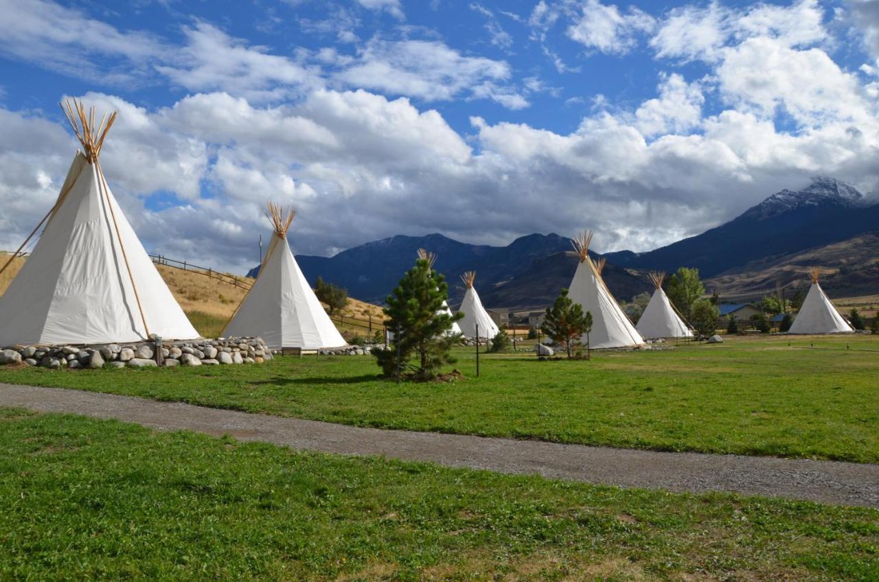 Dreamcatcher Tipi Hotel Gardiner Exterior photo
