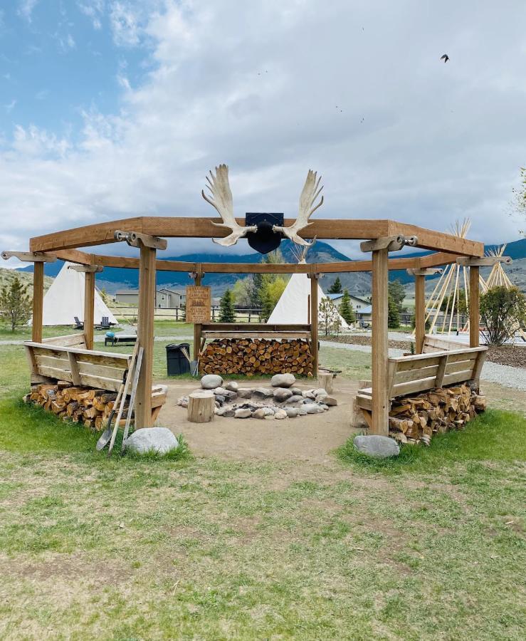 Dreamcatcher Tipi Hotel Gardiner Exterior photo