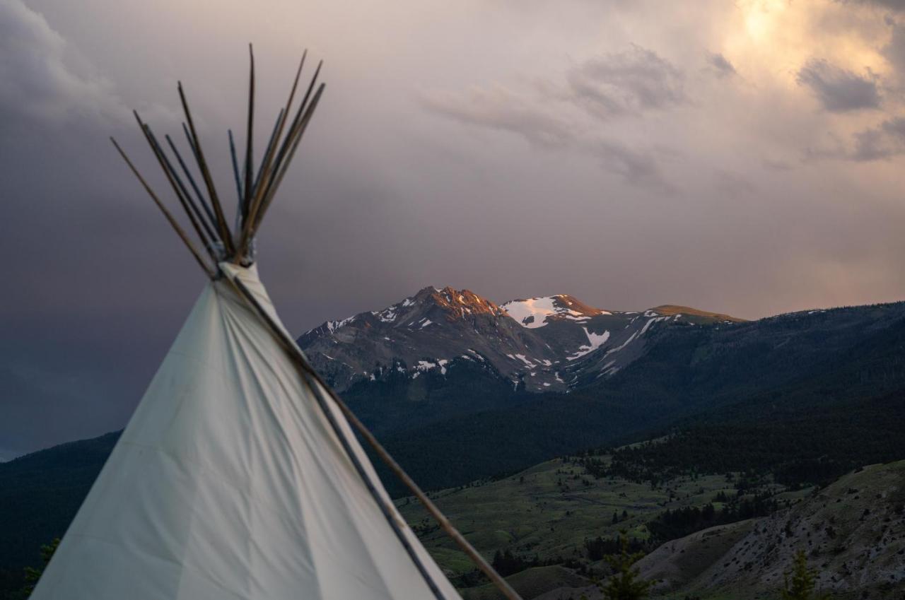 Dreamcatcher Tipi Hotel Gardiner Exterior photo