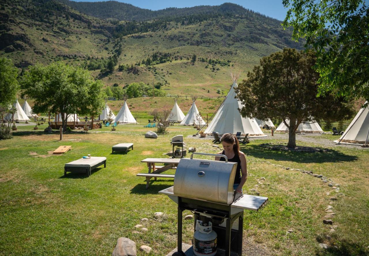 Dreamcatcher Tipi Hotel Gardiner Exterior photo