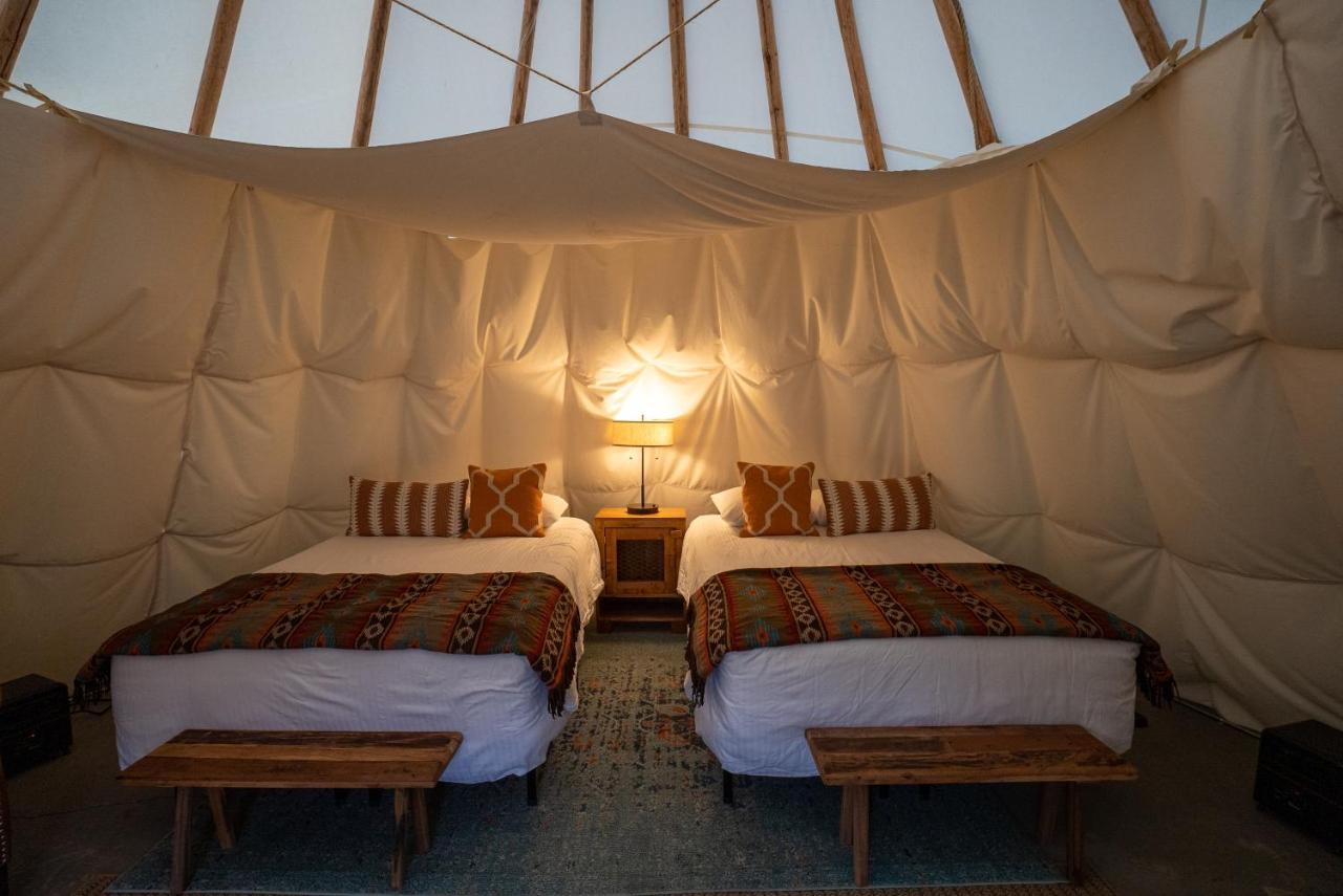 Dreamcatcher Tipi Hotel Gardiner Exterior photo