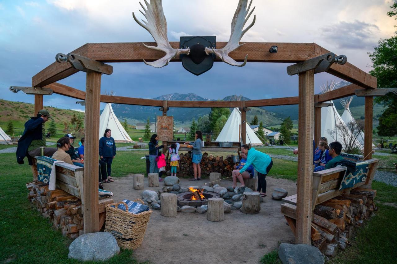 Dreamcatcher Tipi Hotel Gardiner Exterior photo